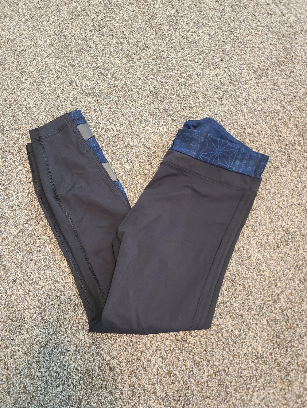 lululemon Black Leggings with Blue Patterned Waistband and Gold Zipper Size 8